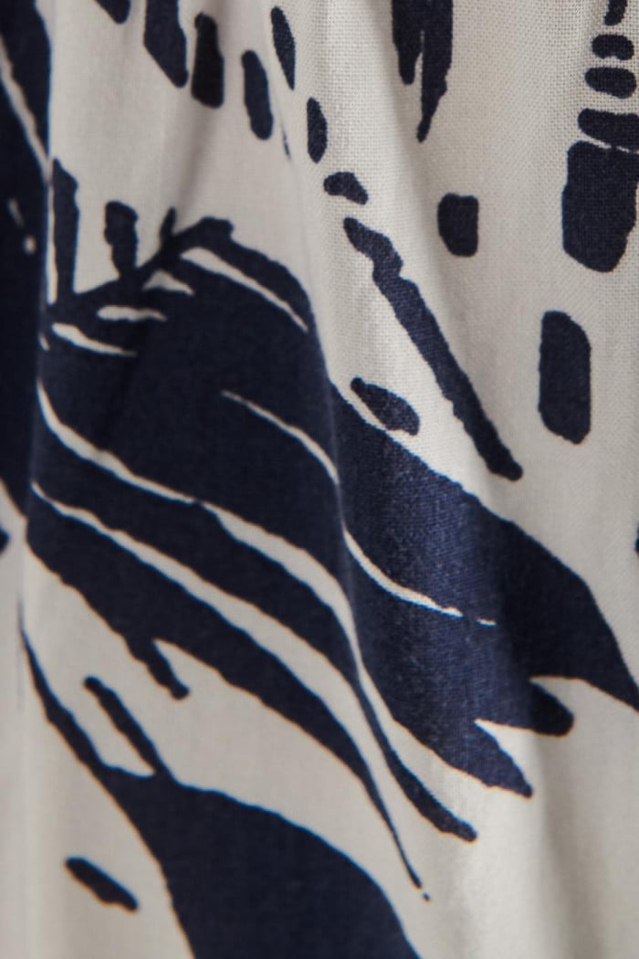 Vestido corto azul estampado con botones y cuello bandeja