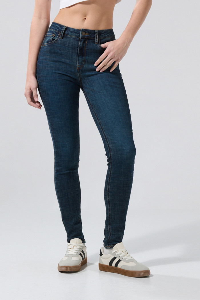 Jean push up azul oscuro con tiro alto, realce y bolsillos