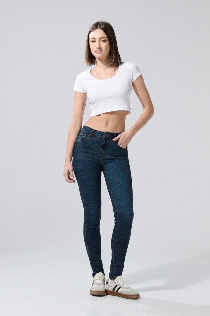 Jean push up azul oscuro con tiro alto, realce y bolsillos