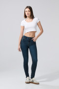 Jean push up azul oscuro con tiro alto, realce y bolsillos