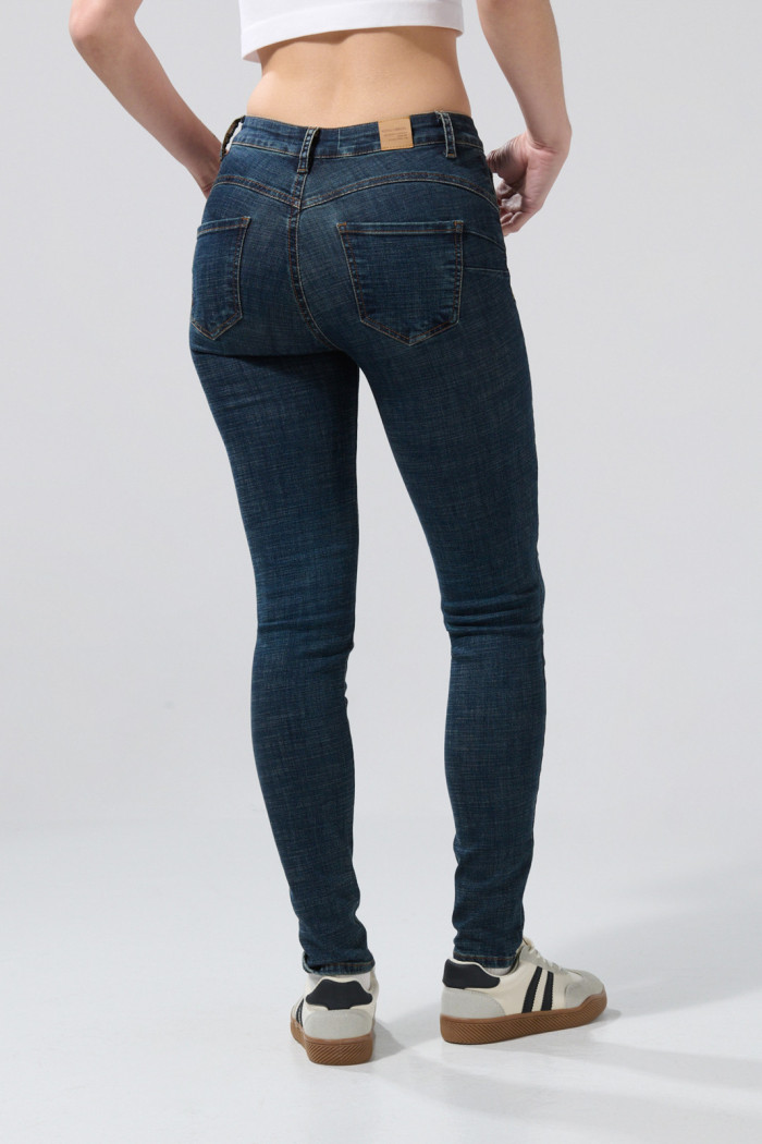 Jean push up azul oscuro con tiro alto, realce y bolsillos