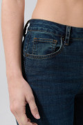 Jean push up azul oscuro con tiro alto, realce y bolsillos