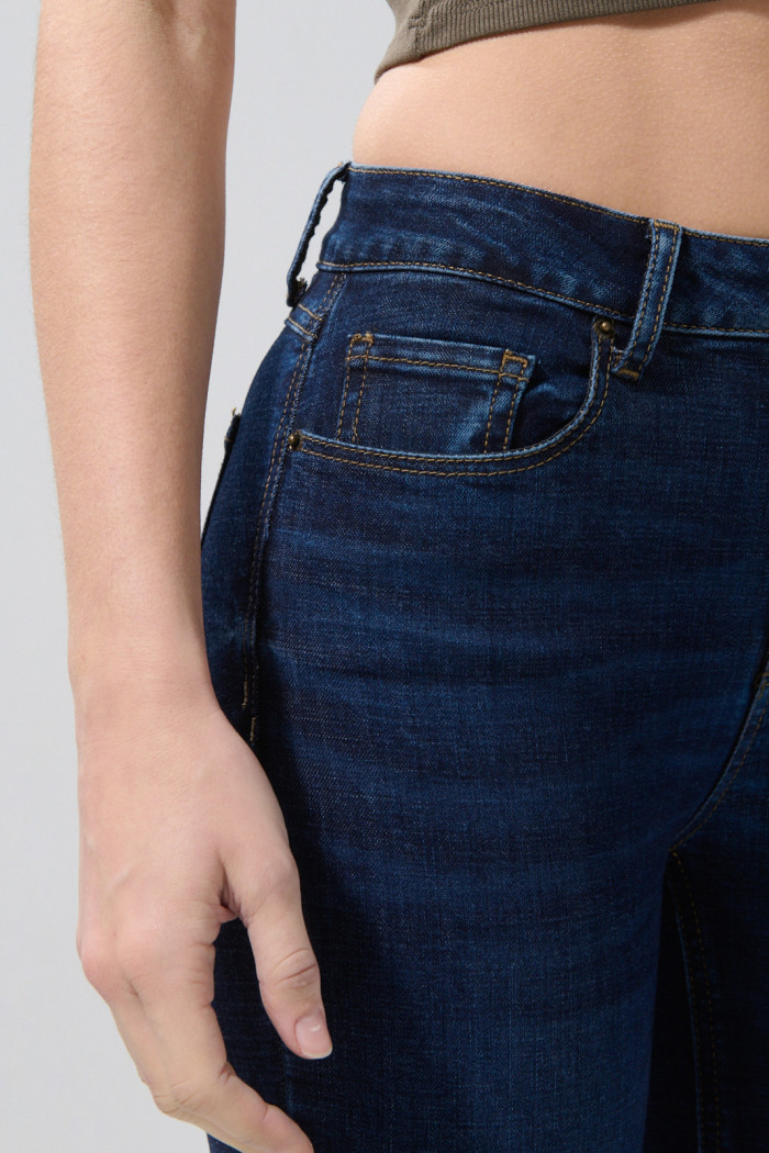 Jean jegging azul oscuro con bolsillos y tiro alto