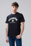 Camiseta azul intensa manga corta con texto college blanco