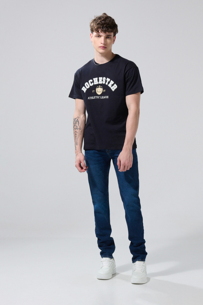 Camiseta azul intensa manga corta con texto college blanco