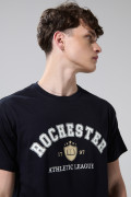 Camiseta azul intensa manga corta con texto college blanco