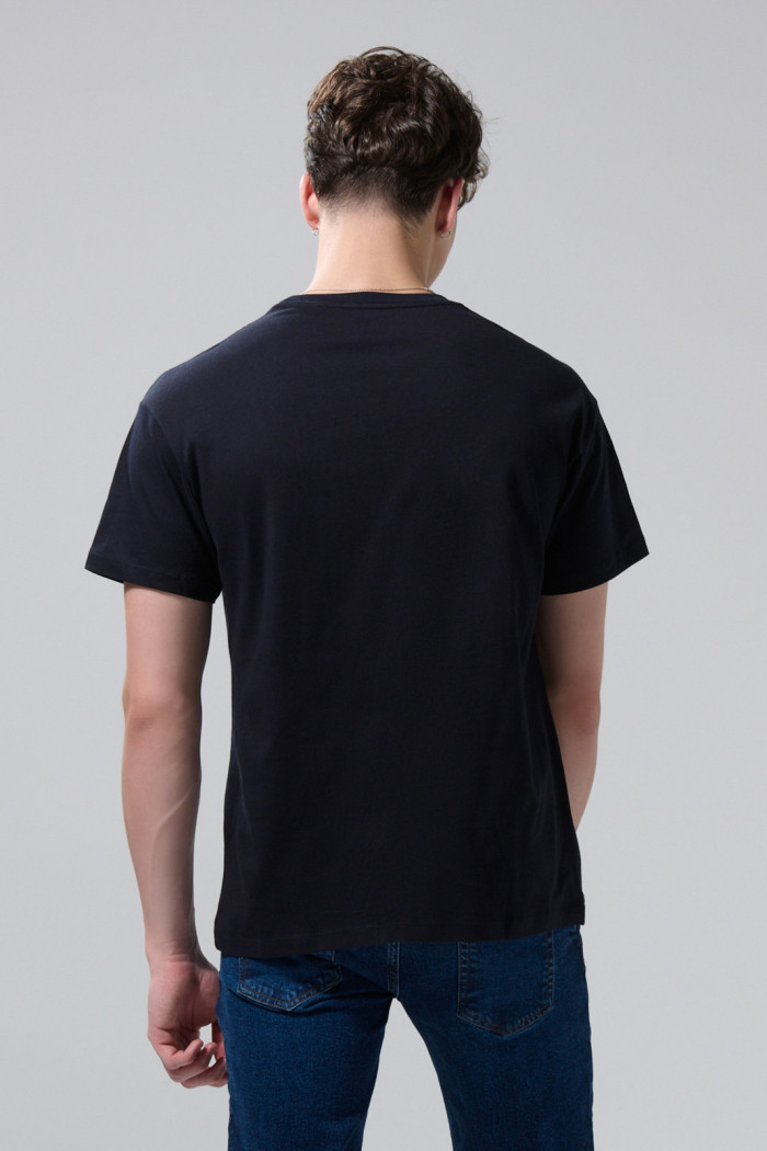 Camiseta azul intensa manga corta con texto college blanco