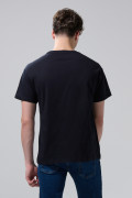 Camiseta azul intensa manga corta con texto college blanco