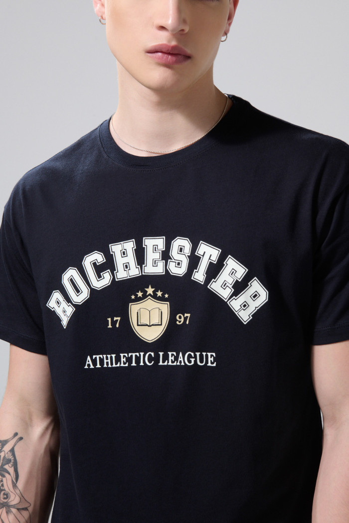 Camiseta azul intensa manga corta con texto college blanco