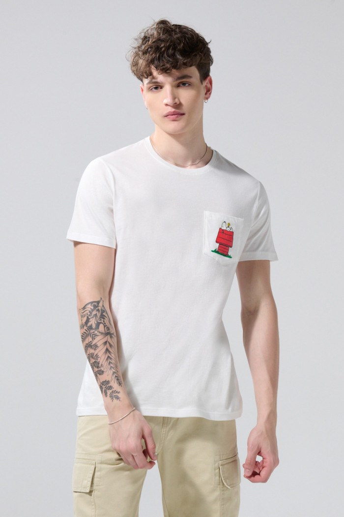 Camiseta crema de Snoopy manga corta con bolsillo