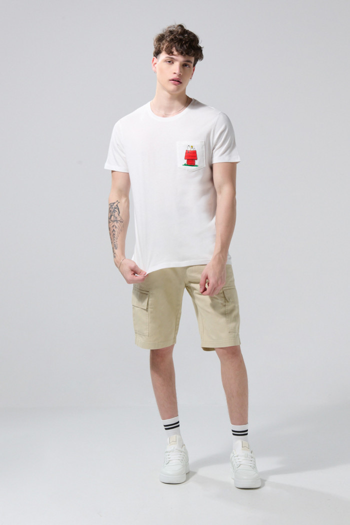 Camiseta crema de Snoopy manga corta con bolsillo