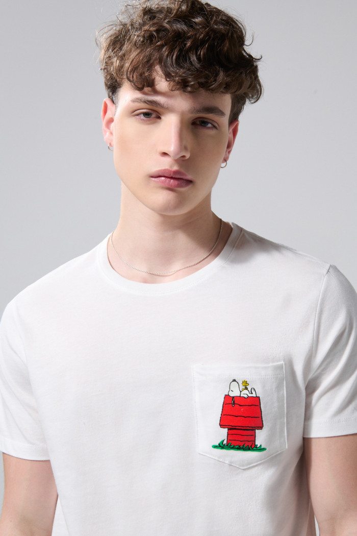 Camiseta crema de Snoopy manga corta con bolsillo