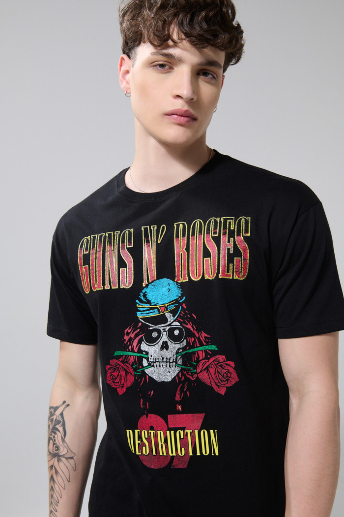 Camiseta negra manga corta con diseño de Guns N´ Roses