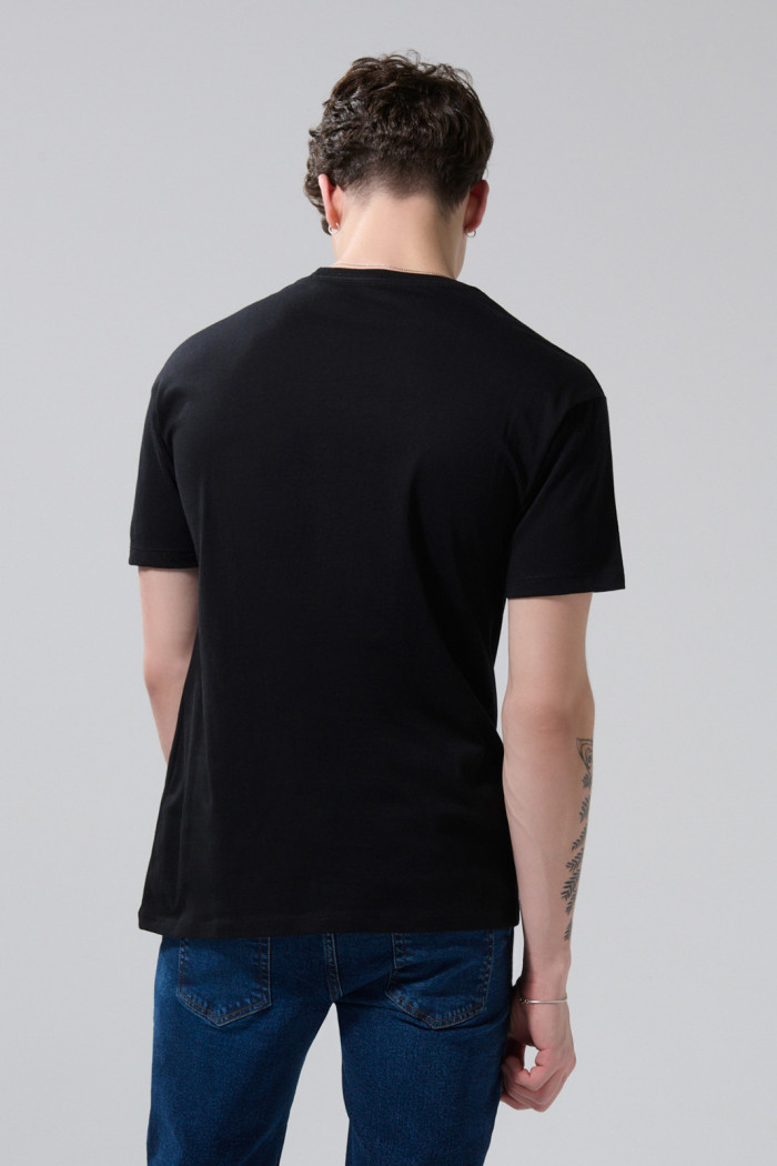 Camiseta negra manga corta con diseño de Guns N´ Roses