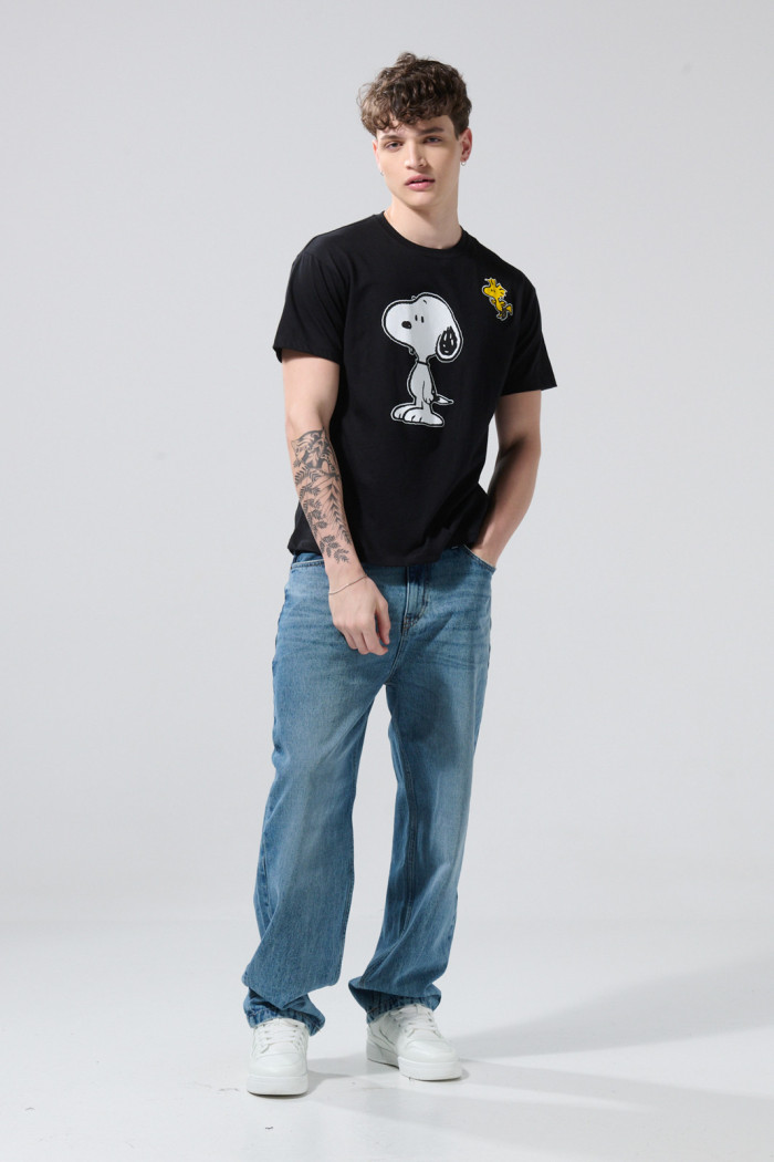 Camiseta negra cuello redondo con arte de Snoopy