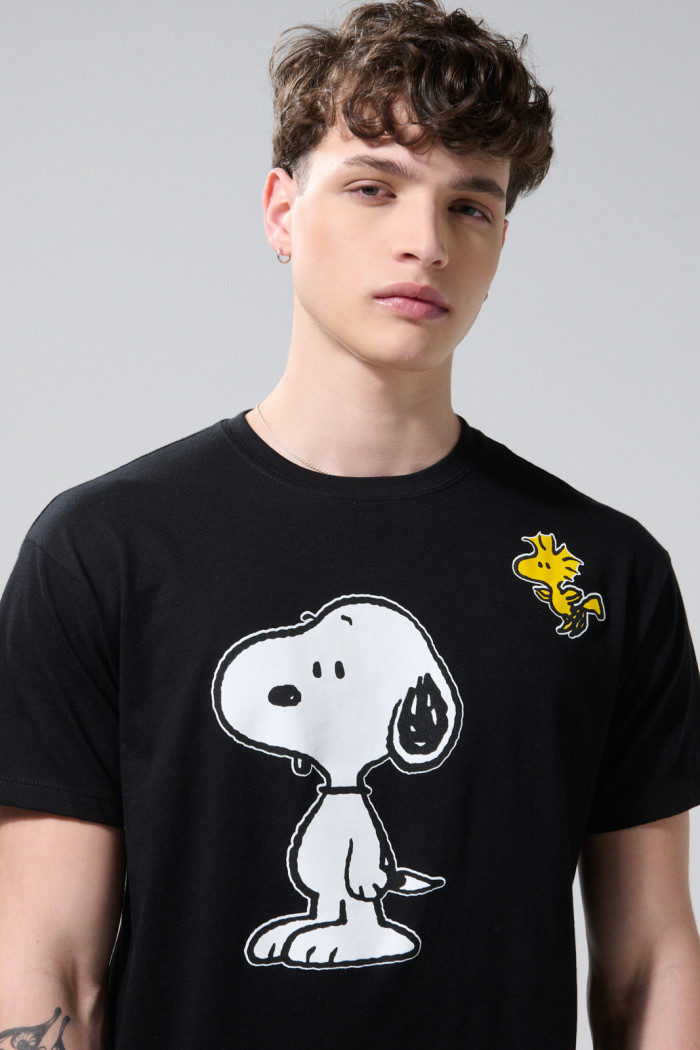 Camiseta negra cuello redondo con arte de Snoopy