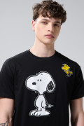 Camiseta negra cuello redondo con arte de Snoopy