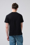 Camiseta negra cuello redondo con arte de Snoopy