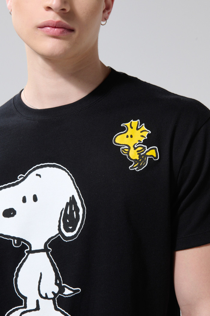 Camiseta negra cuello redondo con arte de Snoopy