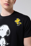 Camiseta negra cuello redondo con arte de Snoopy