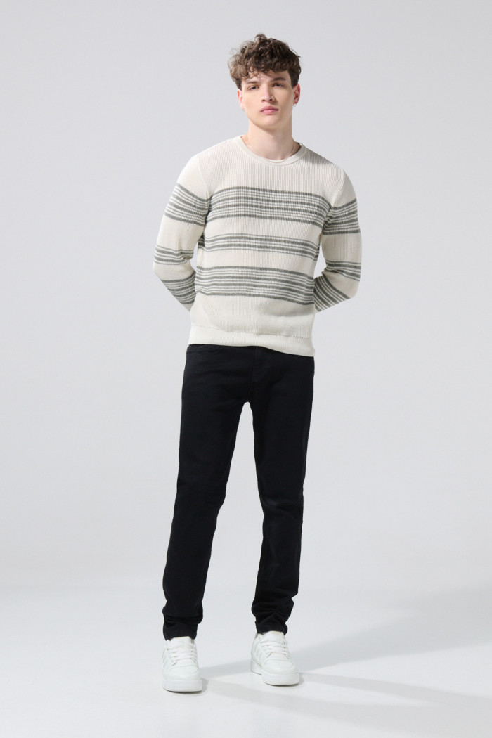 Jean negro skinny tiro bajo con bolsillos y ajuste ceñido