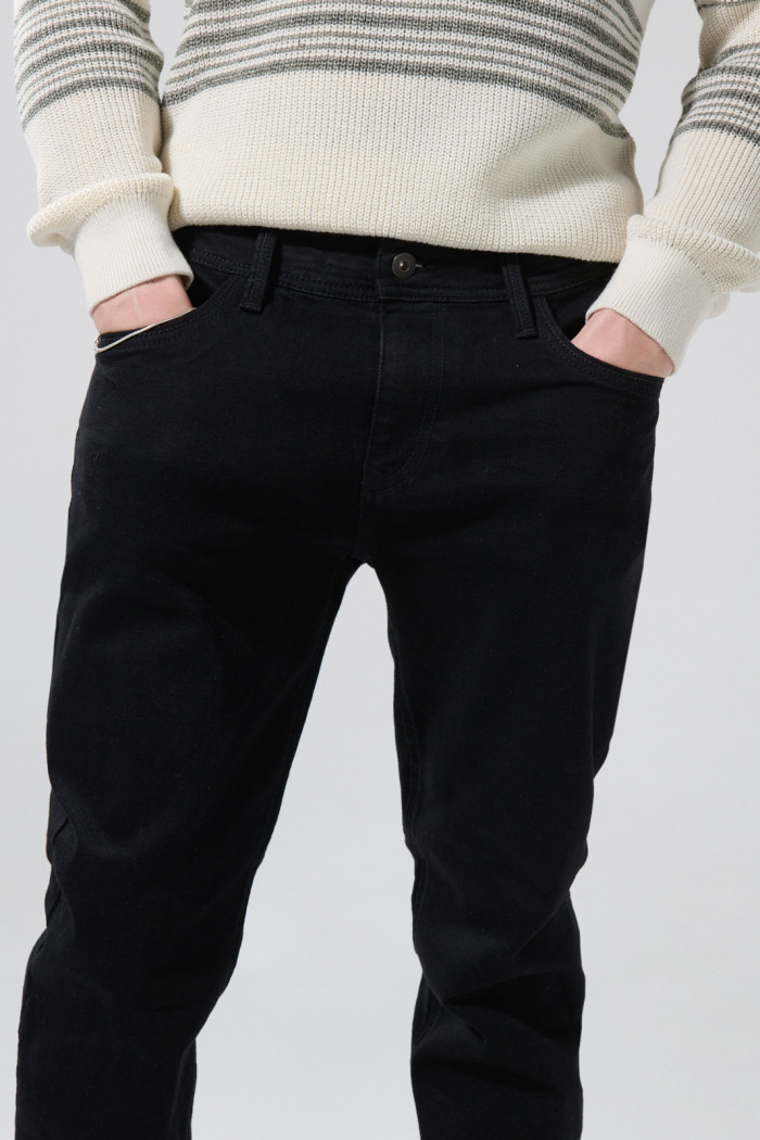 Jean negro skinny tiro bajo con bolsillos y ajuste ceñido
