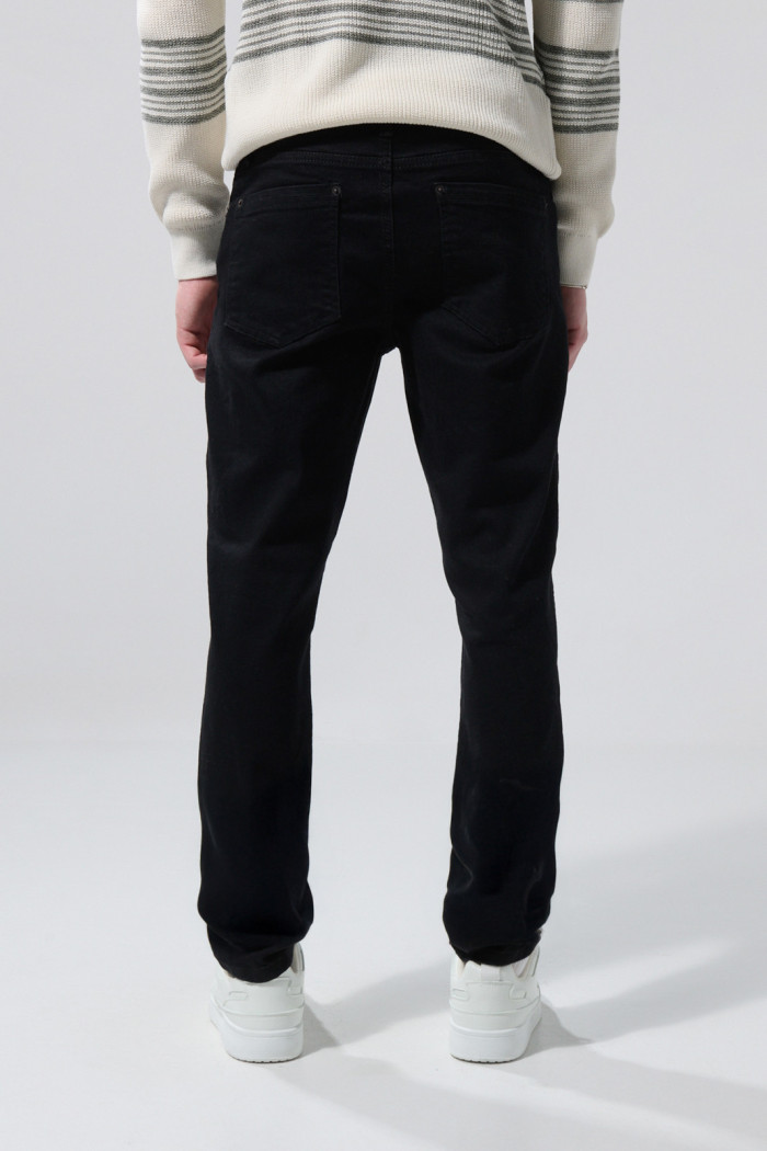 Jean negro skinny tiro bajo con bolsillos y ajuste ceñido