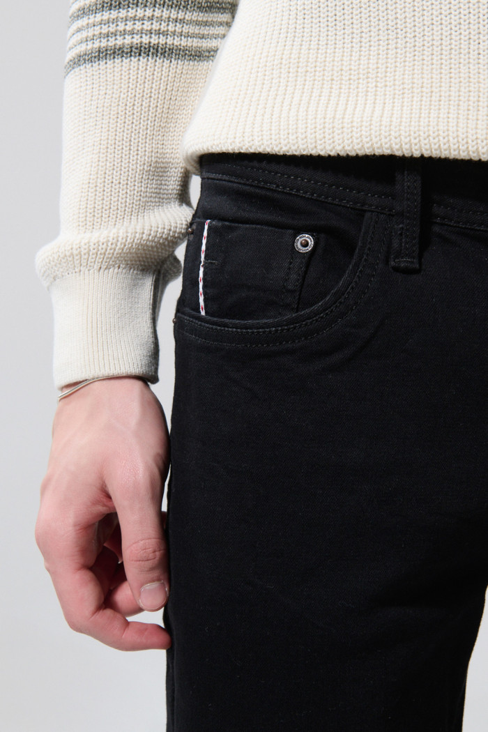 Jean negro skinny tiro bajo con bolsillos y ajuste ceñido