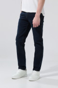 Jean tiro bajo azul intenso slim con costuras en contraste