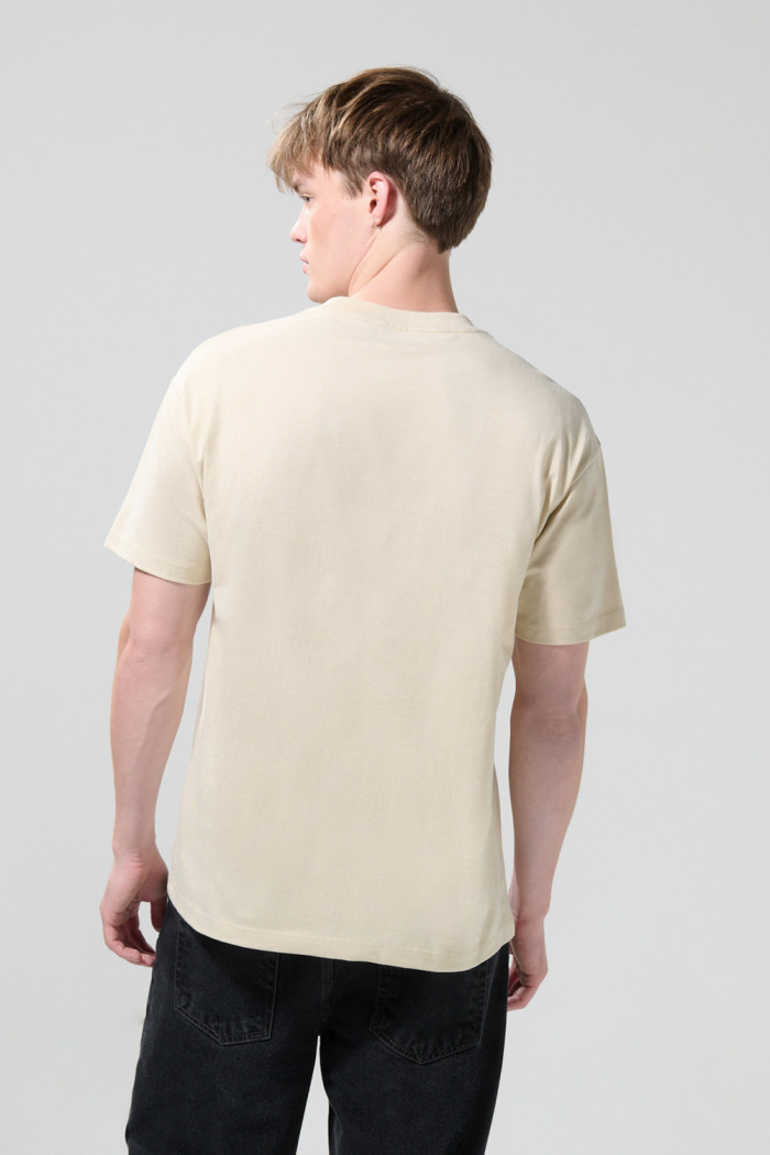 Camiseta de Naruto kaki clara con cuello redondo