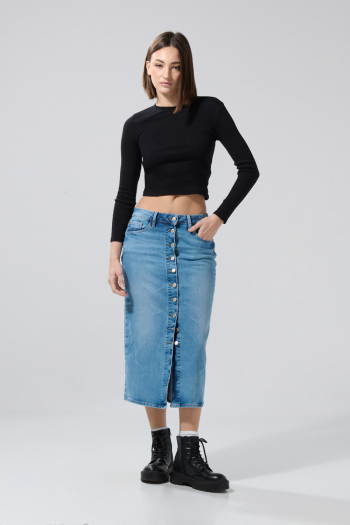 Falda larga de jean azul clara con tiro alto y botones