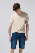 Bermuda de jean slim azul oscura con tiro bajo y bolsillos