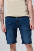 Bermuda de jean slim azul oscura con tiro bajo y bolsillos