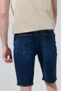 Bermuda de jean slim azul oscura con tiro bajo y bolsillos