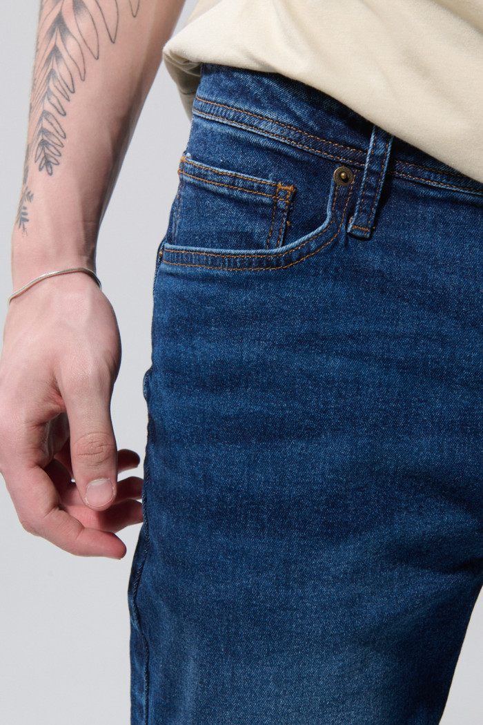 Bermuda de jean slim azul oscura con tiro bajo y bolsillos