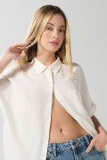 Blusa unicolor con cuello camisero y hombro rodado