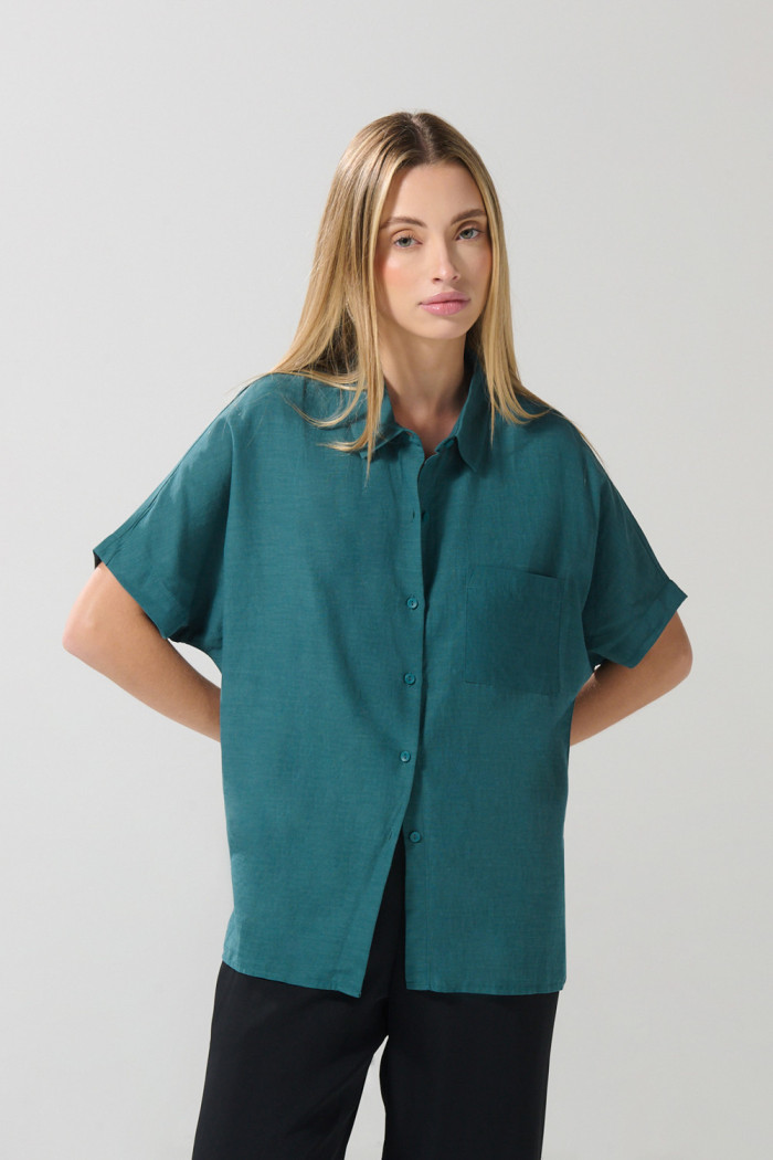 Blusa unicolor con cuello camisero y hombro rodado