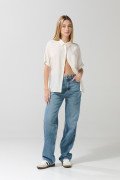 Blusa unicolor con cuello camisero y hombro rodado