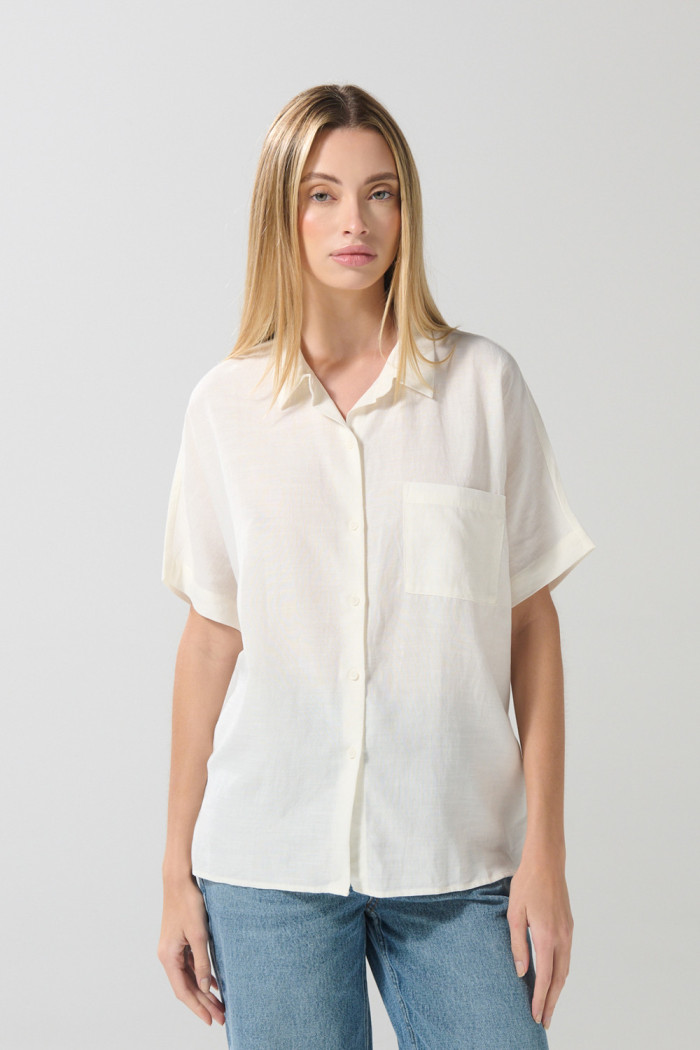 Blusa unicolor con cuello camisero y hombro rodado