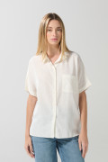 Blusa unicolor con cuello camisero y hombro rodado