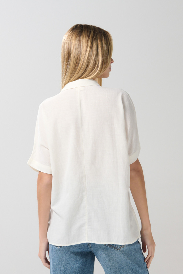 Blusa unicolor con cuello camisero y hombro rodado