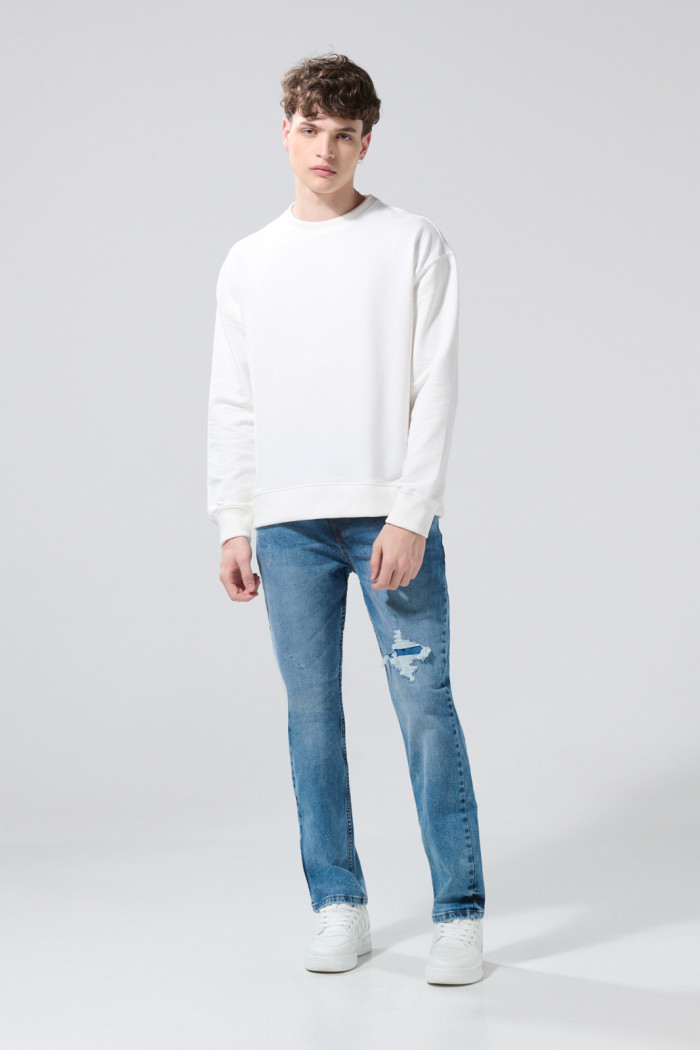 Jean azul claro straight leg con rotos y tiro bajo