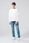 Jean azul claro straight leg con rotos y tiro bajo