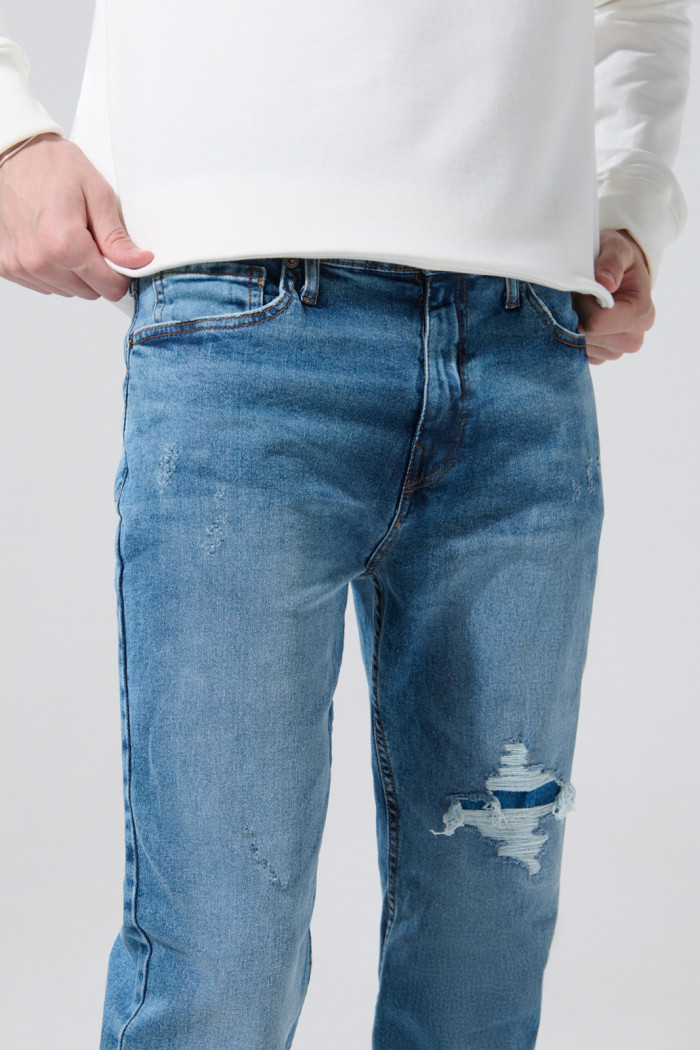 Jean azul claro straight leg con rotos y tiro bajo