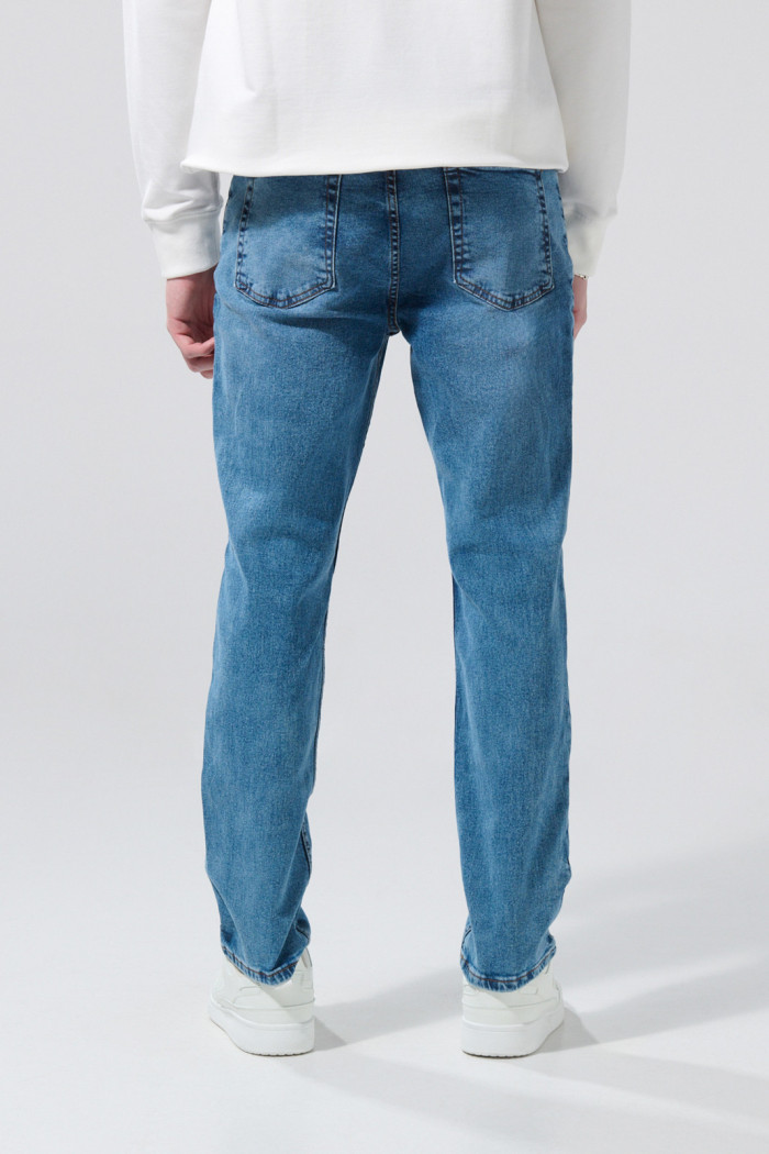 Jean azul claro straight leg con rotos y tiro bajo