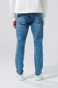 Jean azul claro straight leg con rotos y tiro bajo