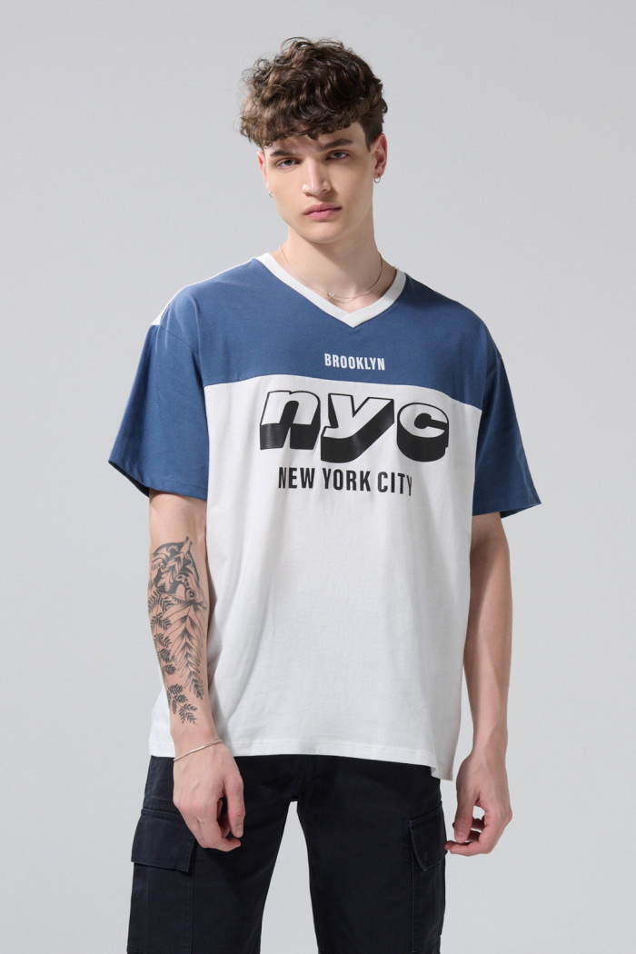 Camiseta cuello V college crema con corte azul