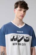 Camiseta cuello V college crema con corte azul