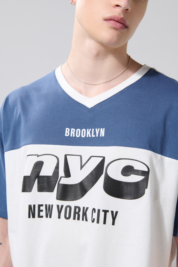 Camiseta cuello V college crema con corte azul