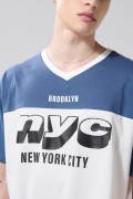Camiseta cuello V college crema con corte azul